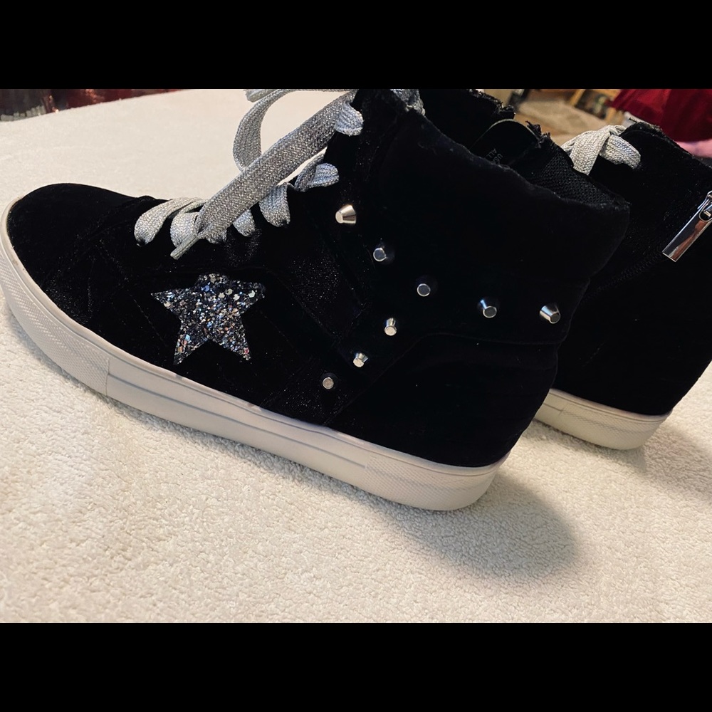 Almost Brand New Sparkly Sneakers By KIDPIK - Size 5 - box 82